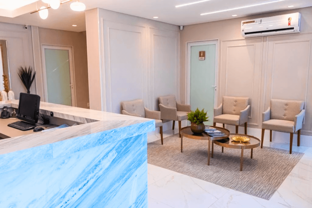 Recepção moderna do escritório de contabilidade com balcão de mármore e área de espera confortável para clientes.